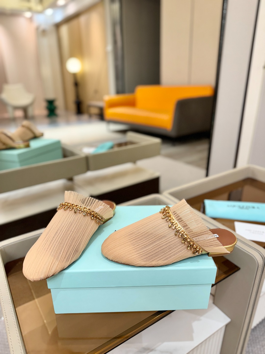 Aquazzura 🍍🍍「不追光，自己织一条星河走路」「他们说高跟才性感，我偏用平底鞋画出光的形状」「低