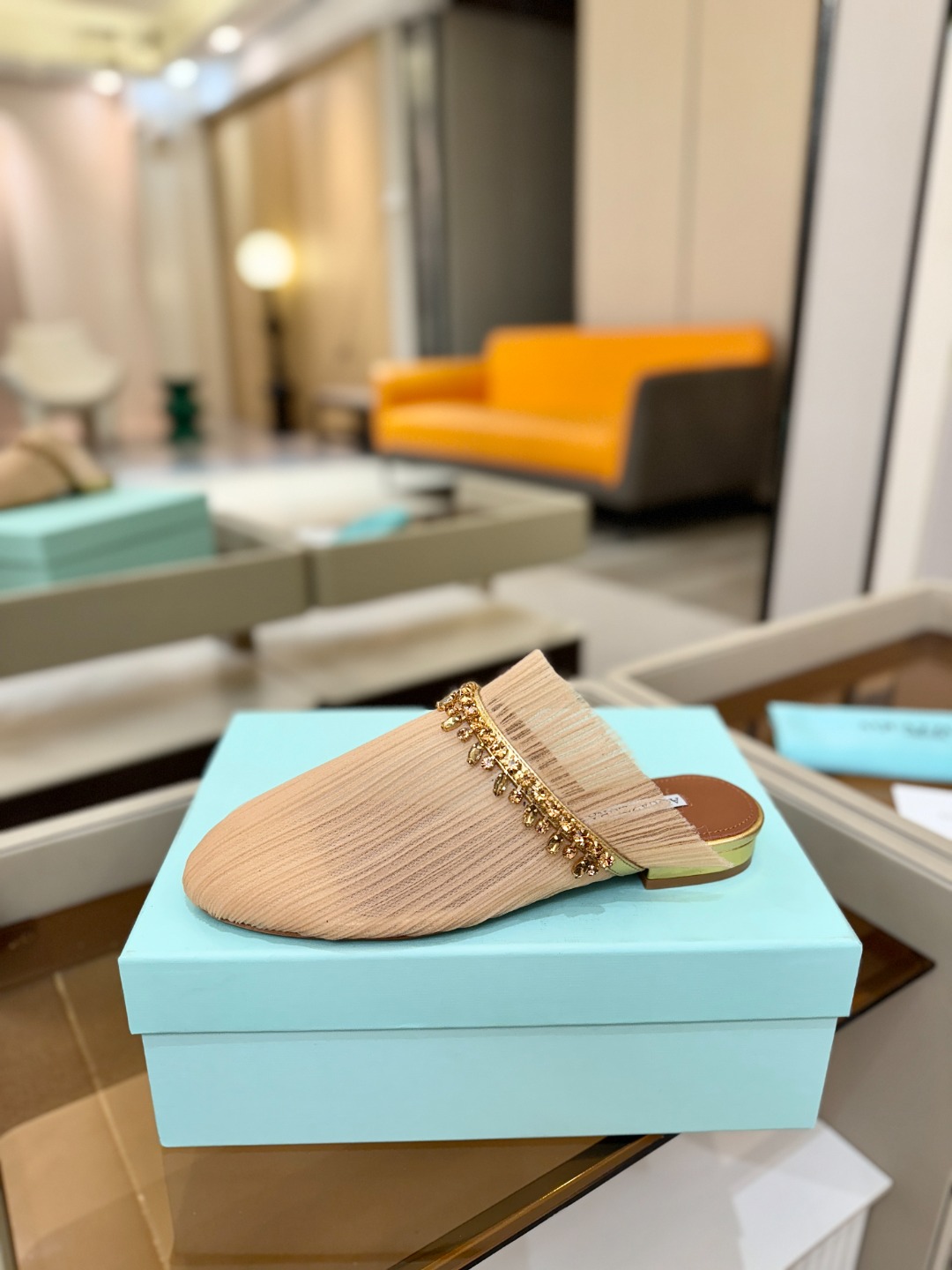 Aquazzura 🍍🍍「不追光，自己织一条星河走路」「他们说高跟才性感，我偏用平底鞋画出光的形状」「低