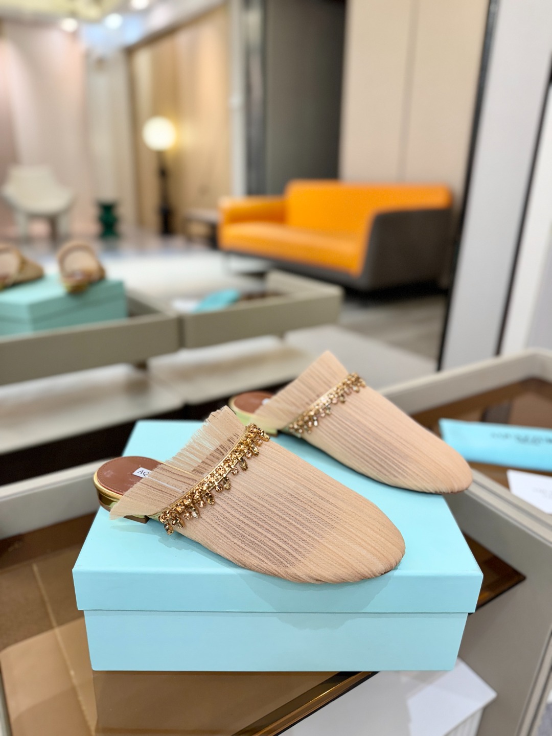 Aquazzura 🍍🍍「不追光，自己织一条星河走路」「他们说高跟才性感，我偏用平底鞋画出光的形状」「低