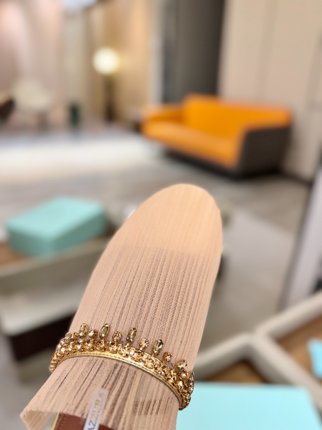 Aquazzura 🍍🍍「不追光，自己织一条星河走路」「他们说高跟才性感，我偏用平底鞋画出光的形状」「低