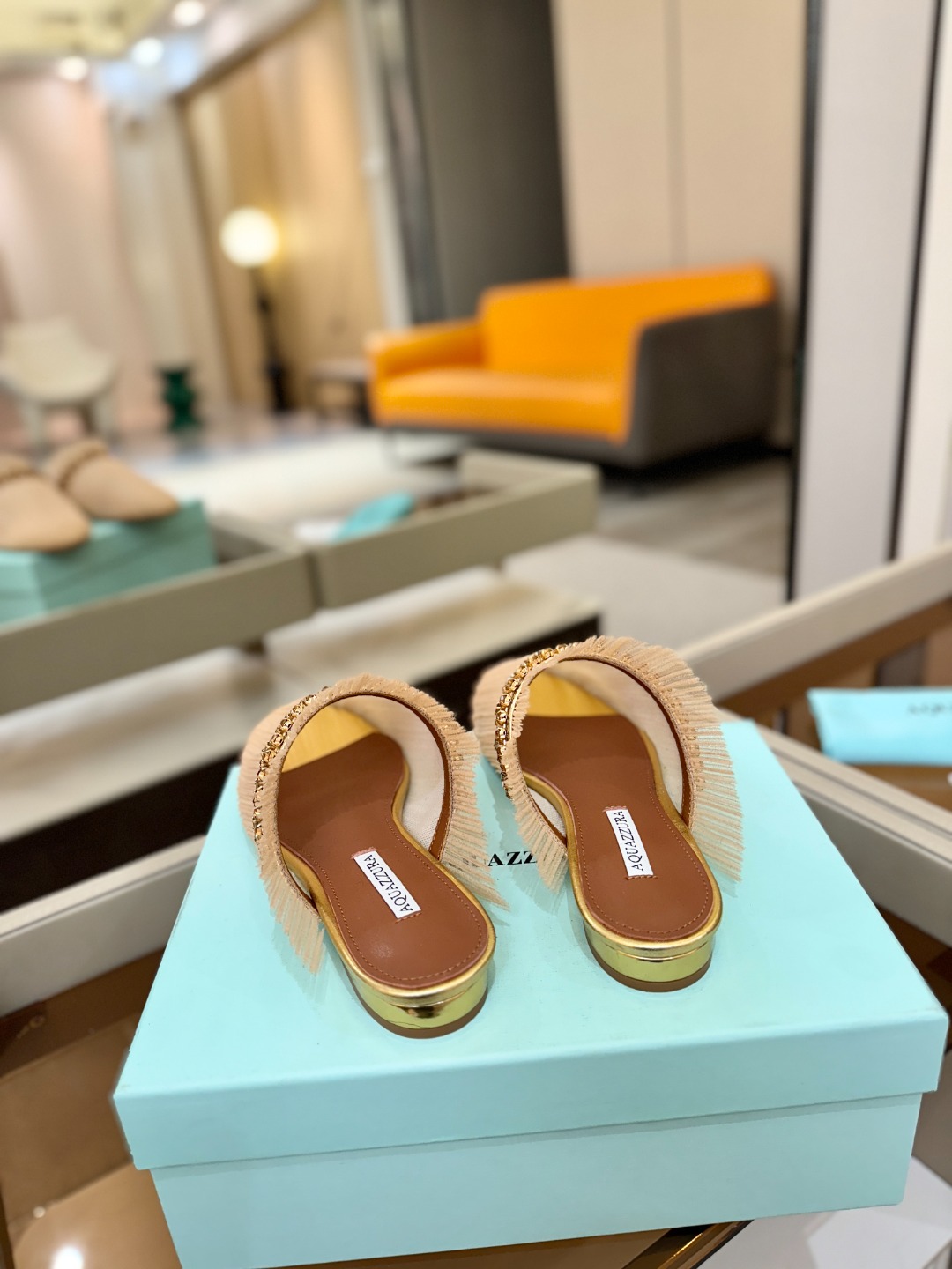 Aquazzura 🍍🍍「不追光，自己织一条星河走路」「他们说高跟才性感，我偏用平底鞋画出光的形状」「低