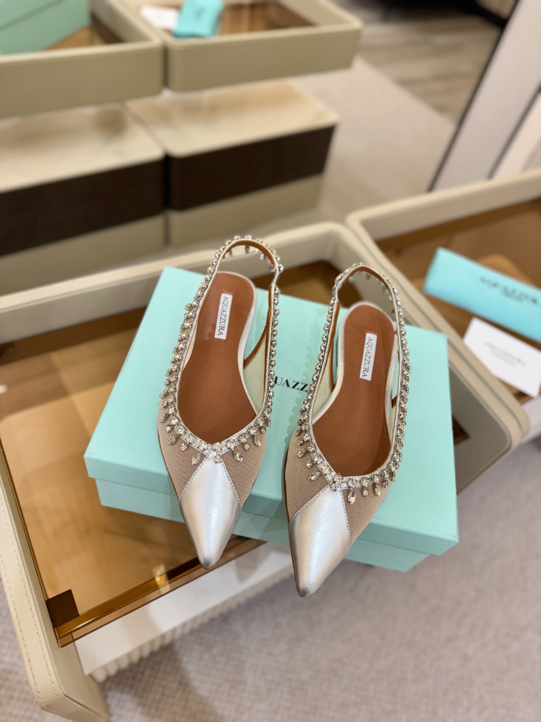 Aquazzura 🍍🍍「不追光，自己织一条星河走路」「他们说高跟才性感，我偏用平底鞋画出光的形状」「低