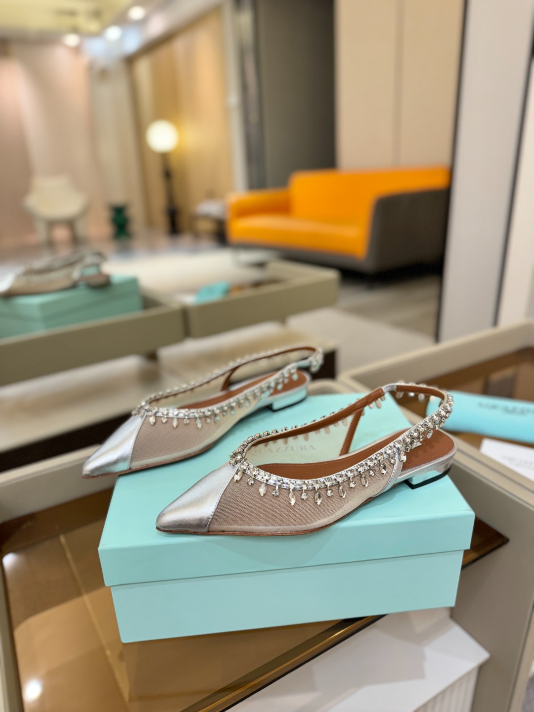 Aquazzura 🍍🍍「不追光，自己织一条星河走路」「他们说高跟才性感，我偏用平底鞋画出光的形状」「低