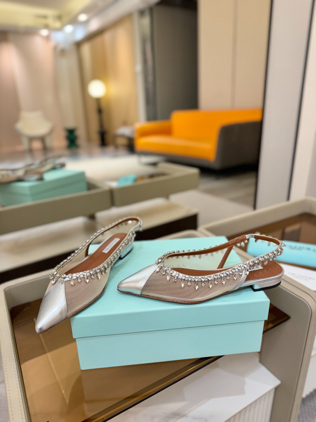 Aquazzura 🍍🍍「不追光，自己织一条星河走路」「他们说高跟才性感，我偏用平底鞋画出光的形状」「低