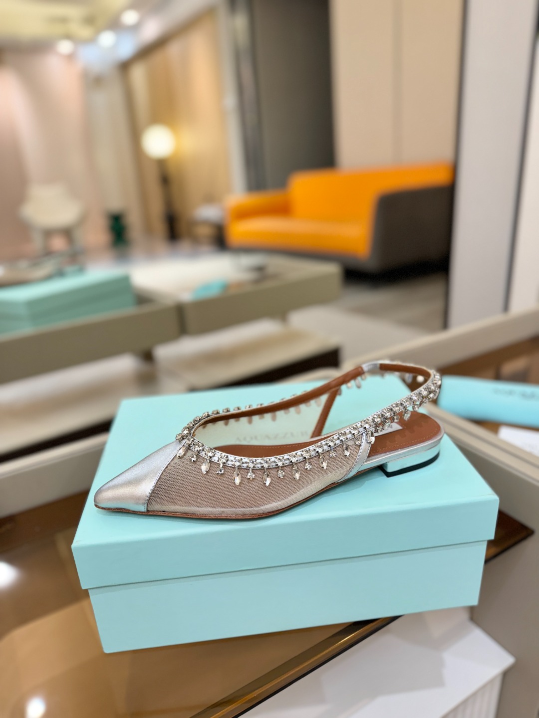 Aquazzura 🍍🍍「不追光，自己织一条星河走路」「他们说高跟才性感，我偏用平底鞋画出光的形状」「低