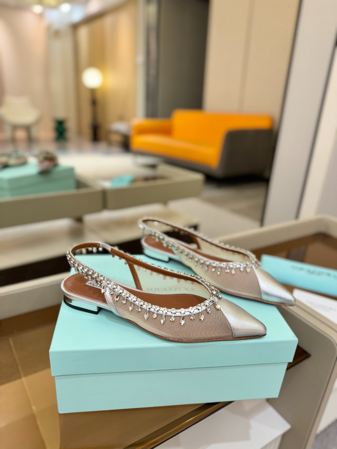 Aquazzura 🍍🍍「不追光，自己织一条星河走路」「他们说高跟才性感，我偏用平底鞋画出光的形状」「低