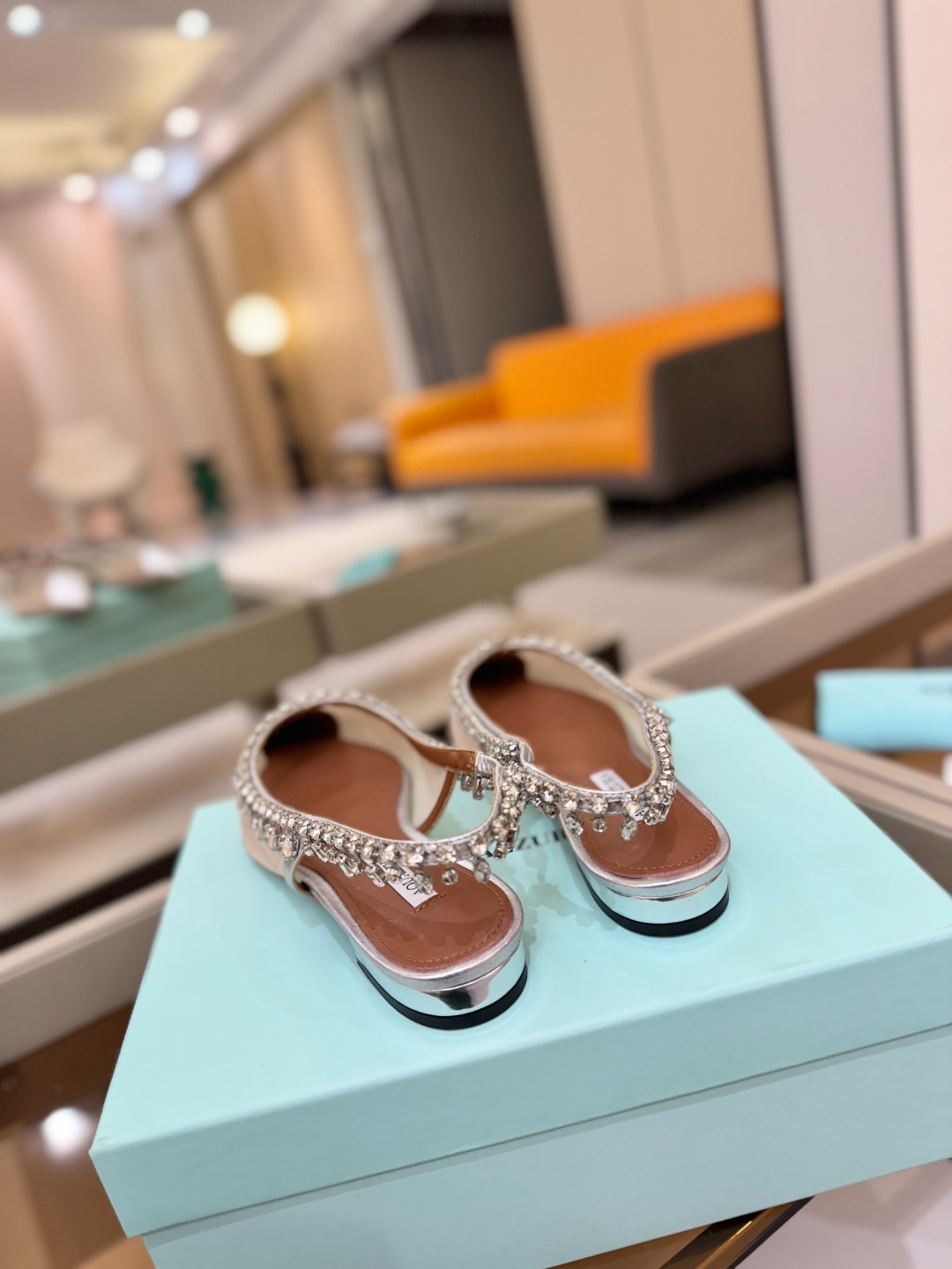 Aquazzura 🍍🍍「不追光，自己织一条星河走路」「他们说高跟才性感，我偏用平底鞋画出光的形状」「低
