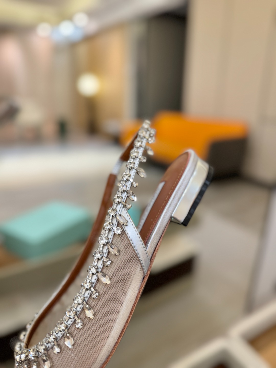 Aquazzura 🍍🍍「不追光，自己织一条星河走路」「他们说高跟才性感，我偏用平底鞋画出光的形状」「低