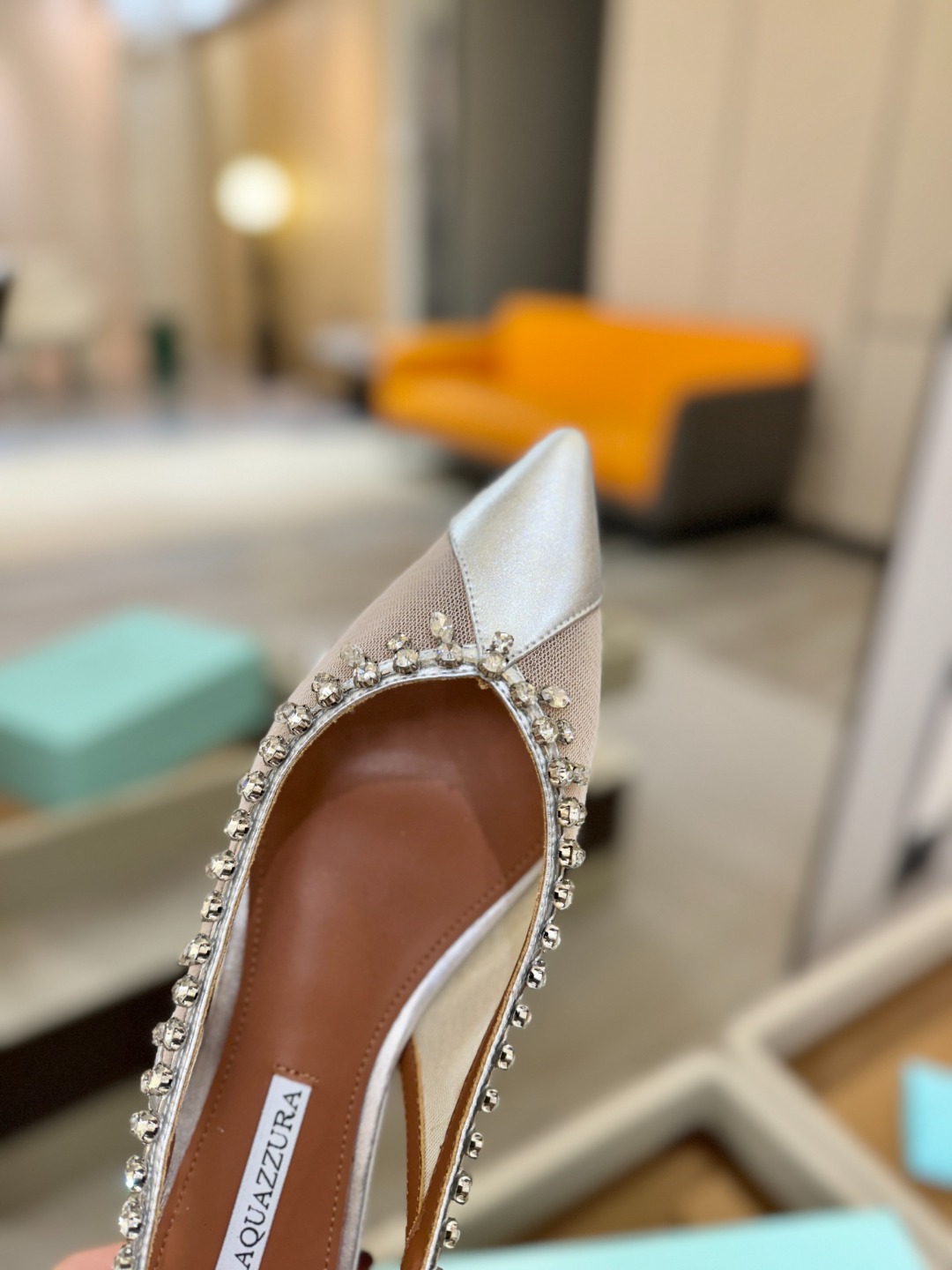 Aquazzura 🍍🍍「不追光，自己织一条星河走路」「他们说高跟才性感，我偏用平底鞋画出光的形状」「低