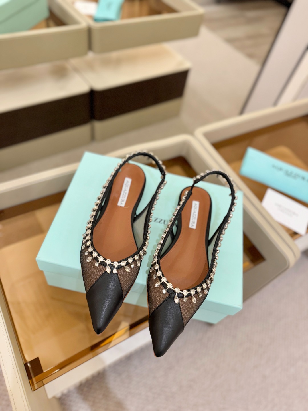 Aquazzura 🍍🍍「不追光，自己织一条星河走路」「他们说高跟才性感，我偏用平底鞋画出光的形状」「低