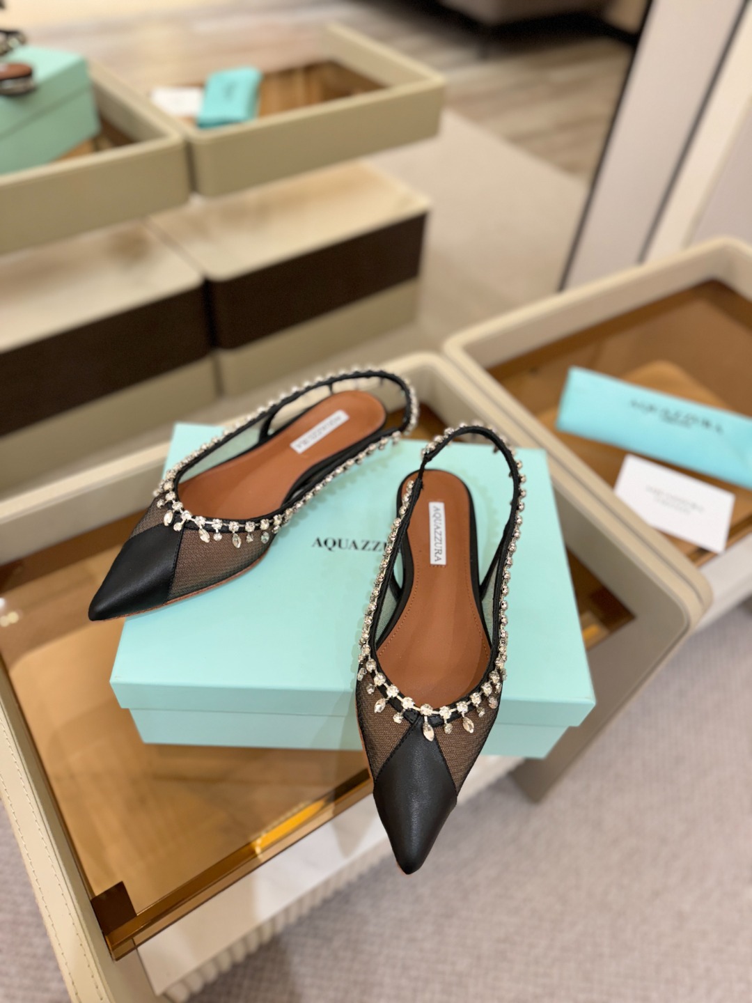 Aquazzura 🍍🍍「不追光，自己织一条星河走路」「他们说高跟才性感，我偏用平底鞋画出光的形状」「低