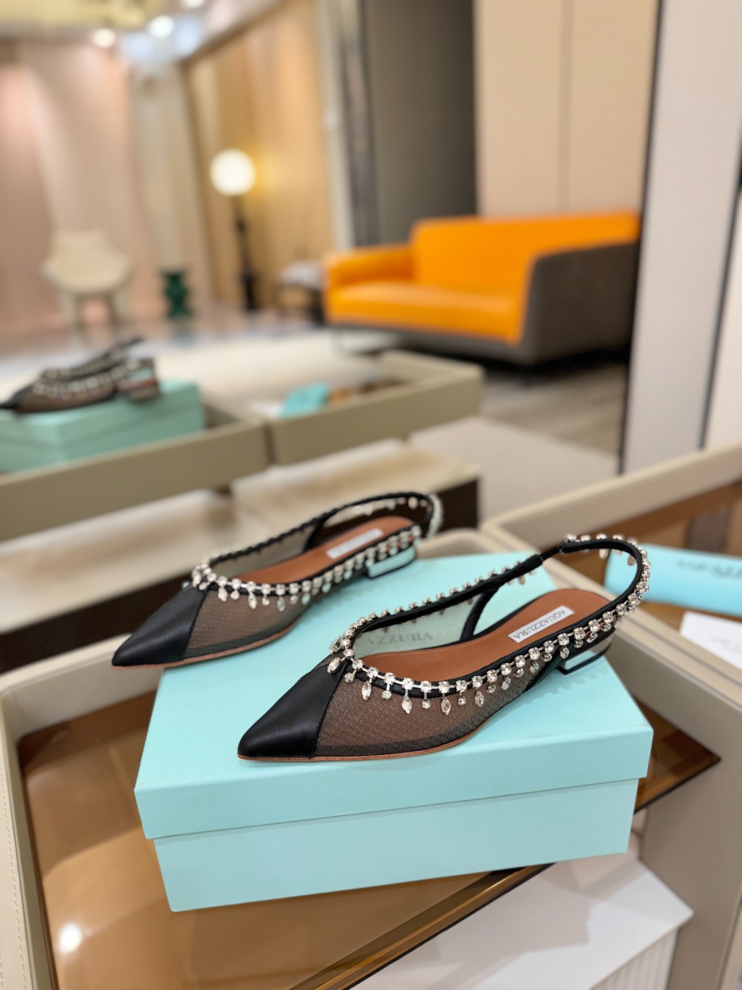 Aquazzura 🍍🍍「不追光，自己织一条星河走路」「他们说高跟才性感，我偏用平底鞋画出光的形状」「低