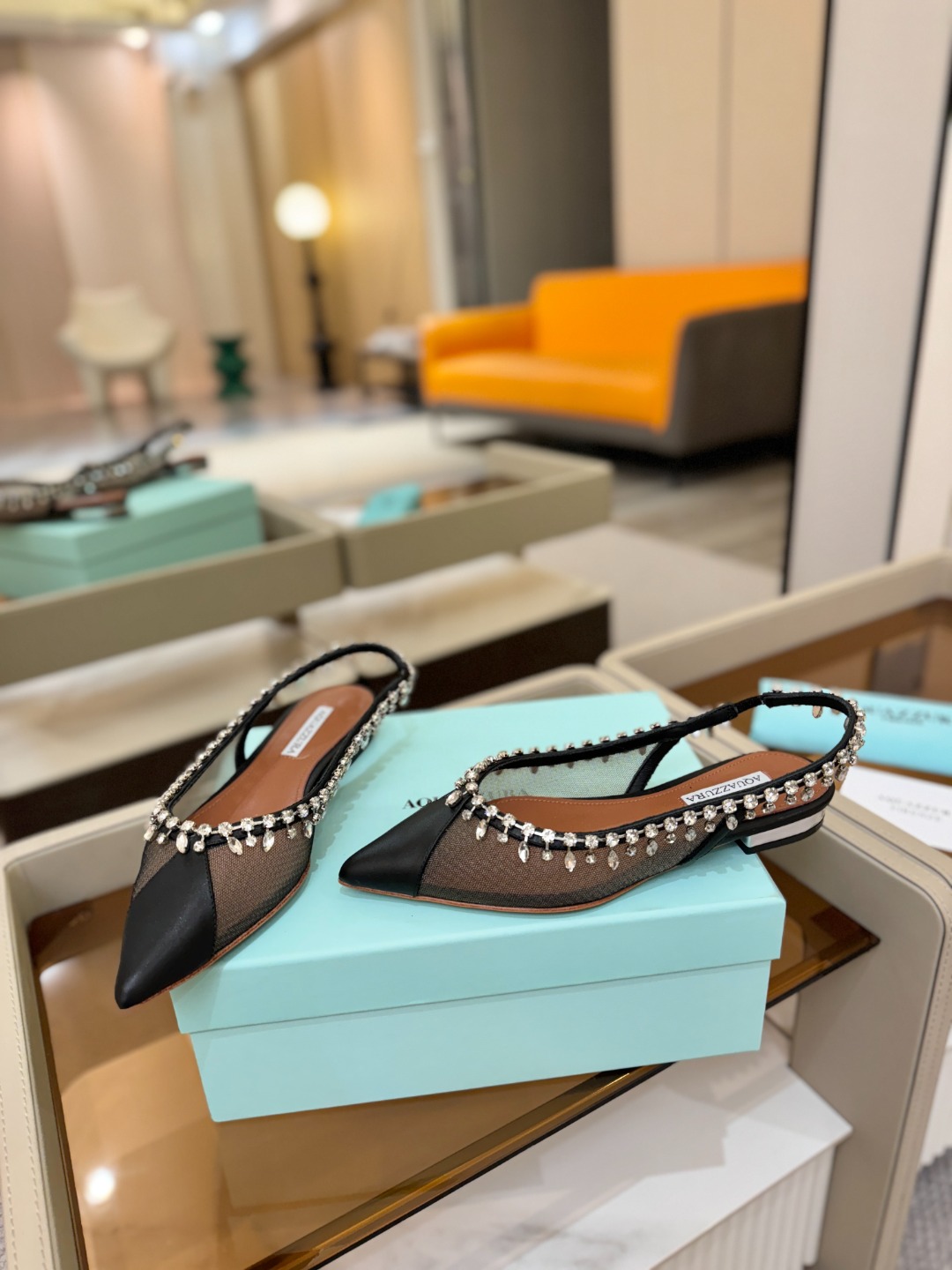 Aquazzura 🍍🍍「不追光，自己织一条星河走路」「他们说高跟才性感，我偏用平底鞋画出光的形状」「低