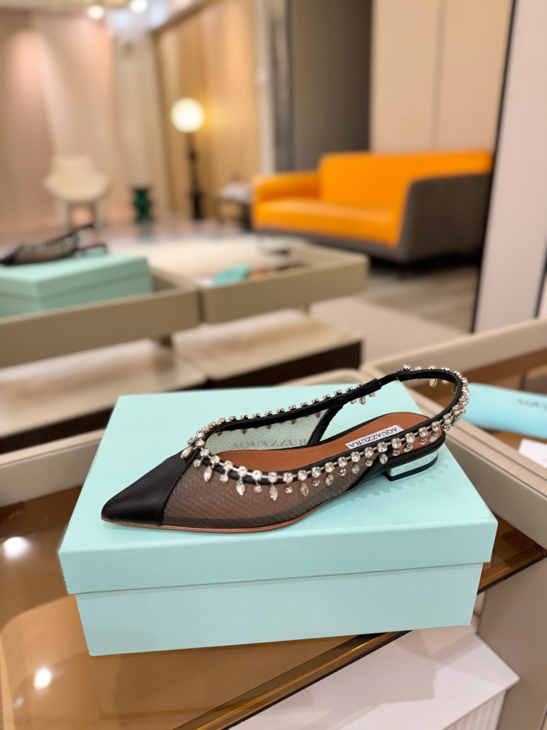 Aquazzura 🍍🍍「不追光，自己织一条星河走路」「他们说高跟才性感，我偏用平底鞋画出光的形状」「低