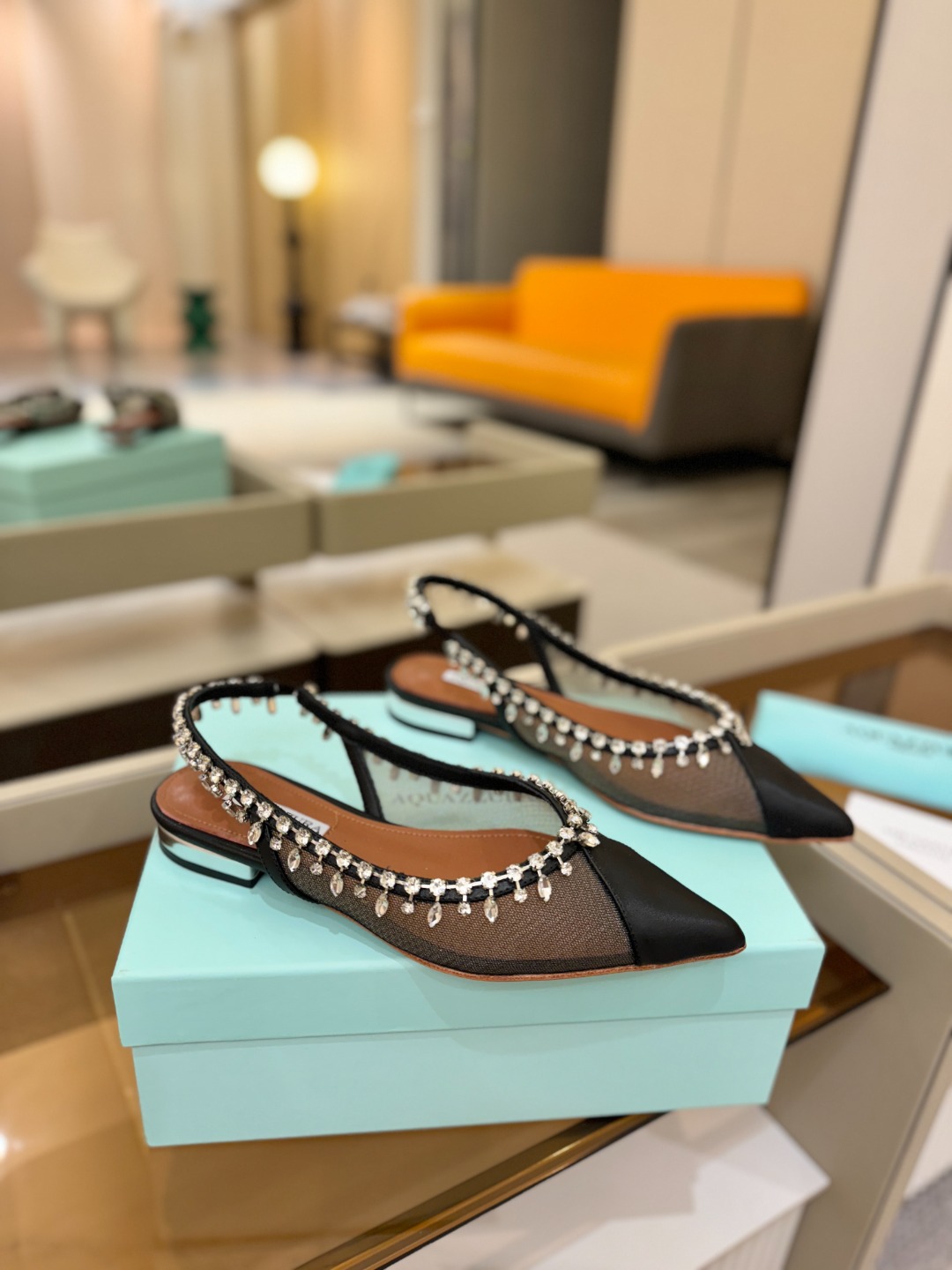 Aquazzura 🍍🍍「不追光，自己织一条星河走路」「他们说高跟才性感，我偏用平底鞋画出光的形状」「低