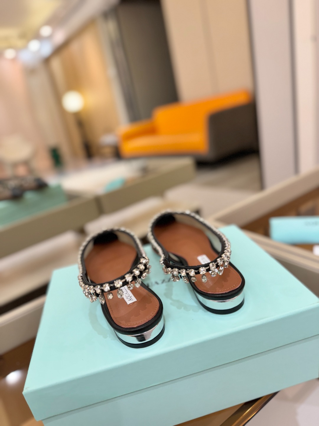 Aquazzura 🍍🍍「不追光，自己织一条星河走路」「他们说高跟才性感，我偏用平底鞋画出光的形状」「低