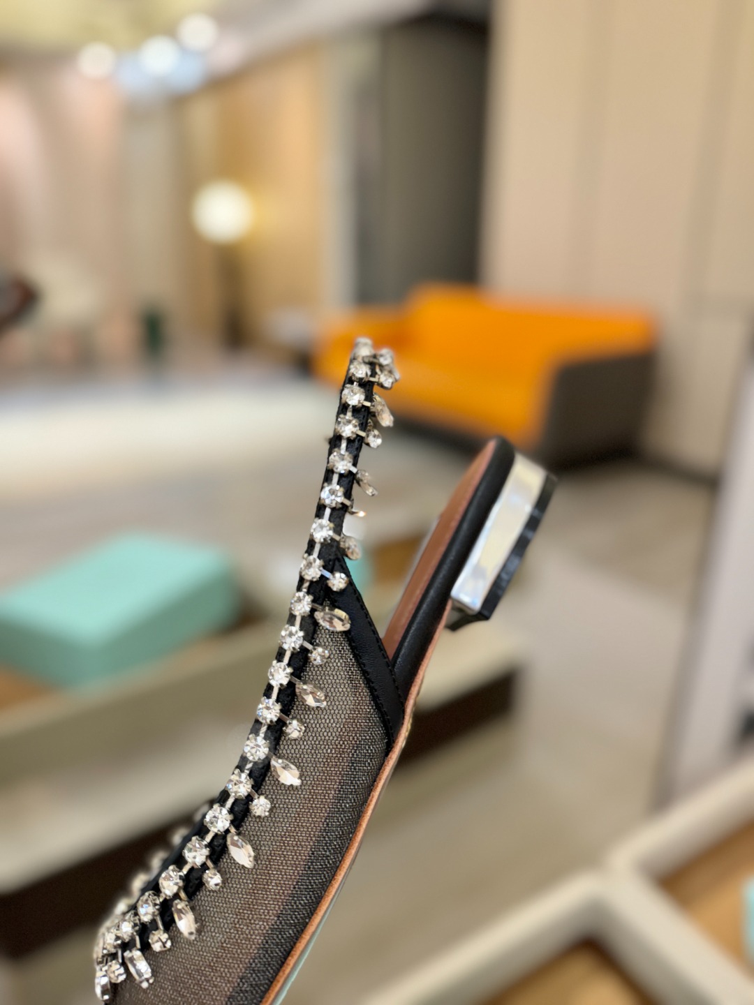 Aquazzura 🍍🍍「不追光，自己织一条星河走路」「他们说高跟才性感，我偏用平底鞋画出光的形状」「低