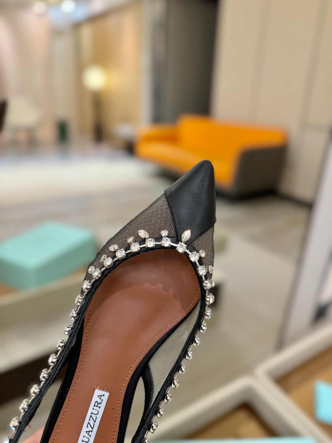 Aquazzura 🍍🍍「不追光，自己织一条星河走路」「他们说高跟才性感，我偏用平底鞋画出光的形状」「低