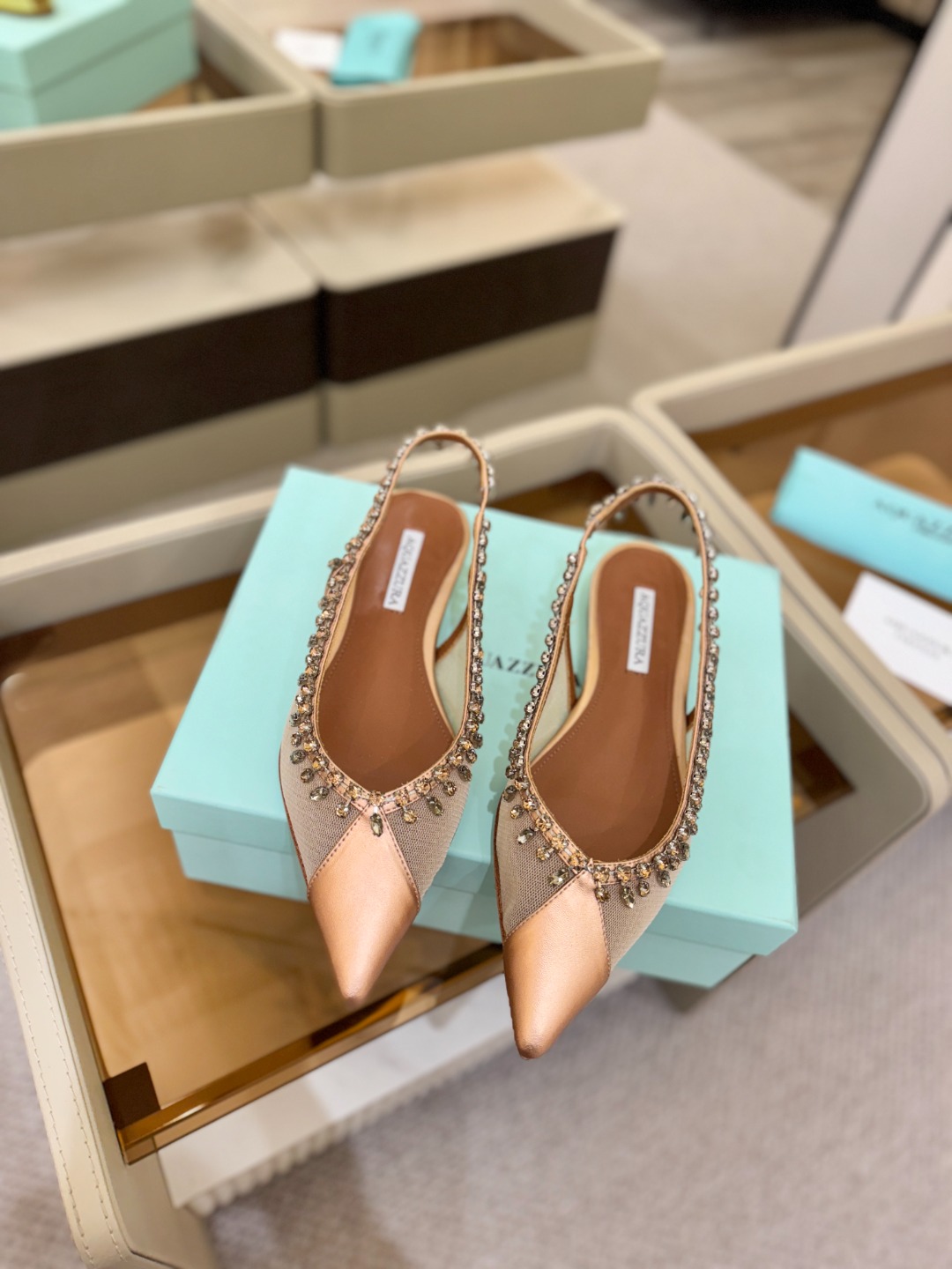 Aquazzura 🍍🍍「不追光，自己织一条星河走路」「他们说高跟才性感，我偏用平底鞋画出光的形状」「低