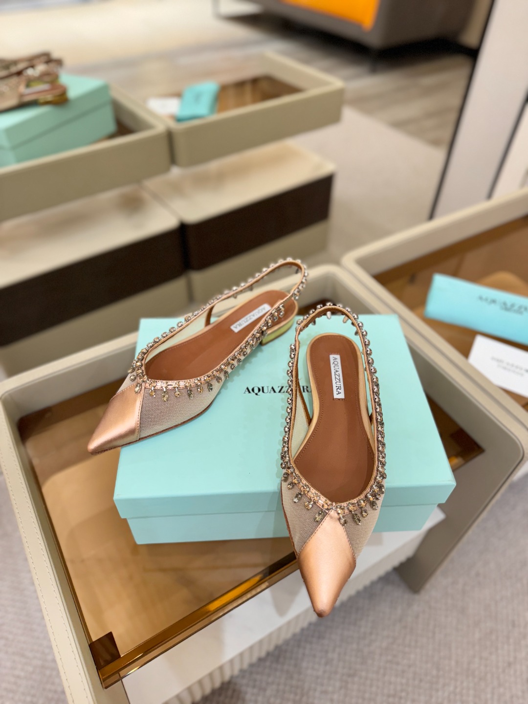 Aquazzura 🍍🍍「不追光，自己织一条星河走路」「他们说高跟才性感，我偏用平底鞋画出光的形状」「低