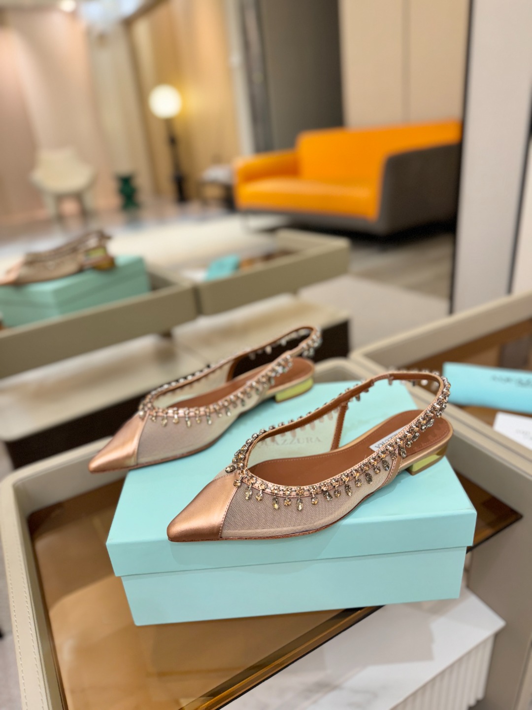 Aquazzura 🍍🍍「不追光，自己织一条星河走路」「他们说高跟才性感，我偏用平底鞋画出光的形状」「低