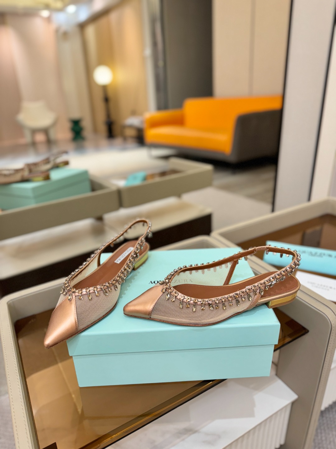 Aquazzura 🍍🍍「不追光，自己织一条星河走路」「他们说高跟才性感，我偏用平底鞋画出光的形状」「低