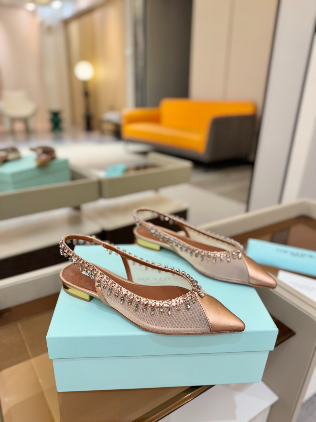 Aquazzura 🍍🍍「不追光，自己织一条星河走路」「他们说高跟才性感，我偏用平底鞋画出光的形状」「低