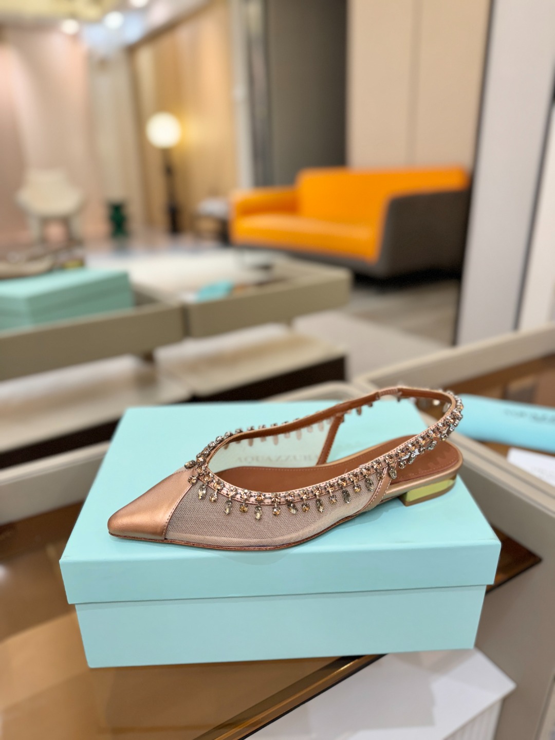 Aquazzura 🍍🍍「不追光，自己织一条星河走路」「他们说高跟才性感，我偏用平底鞋画出光的形状」「低