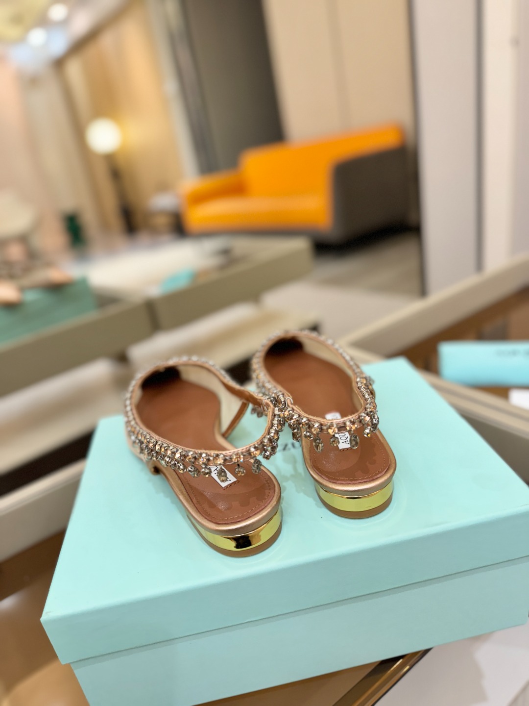 Aquazzura 🍍🍍「不追光，自己织一条星河走路」「他们说高跟才性感，我偏用平底鞋画出光的形状」「低