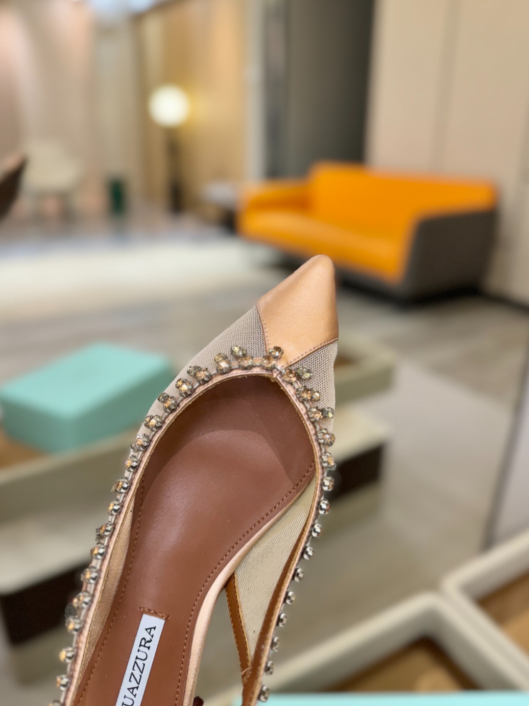 Aquazzura 🍍🍍「不追光，自己织一条星河走路」「他们说高跟才性感，我偏用平底鞋画出光的形状」「低