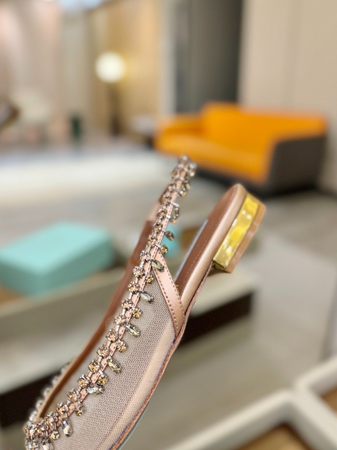 Aquazzura 🍍🍍「不追光，自己织一条星河走路」「他们说高跟才性感，我偏用平底鞋画出光的形状」「低