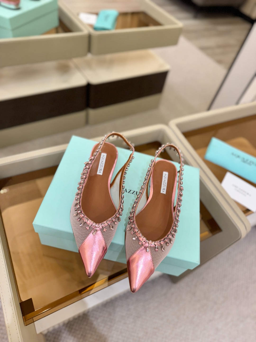Aquazzura 🍍🍍「不追光，自己织一条星河走路」「他们说高跟才性感，我偏用平底鞋画出光的形状」「低