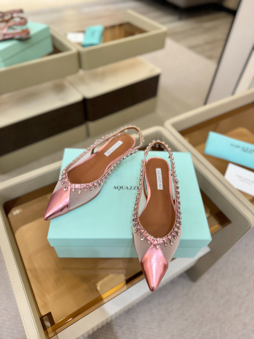 Aquazzura 🍍🍍「不追光，自己织一条星河走路」「他们说高跟才性感，我偏用平底鞋画出光的形状」「低