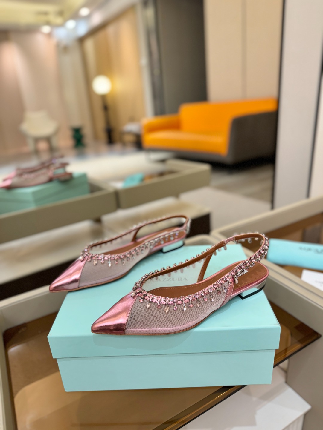 Aquazzura 🍍🍍「不追光，自己织一条星河走路」「他们说高跟才性感，我偏用平底鞋画出光的形状」「低