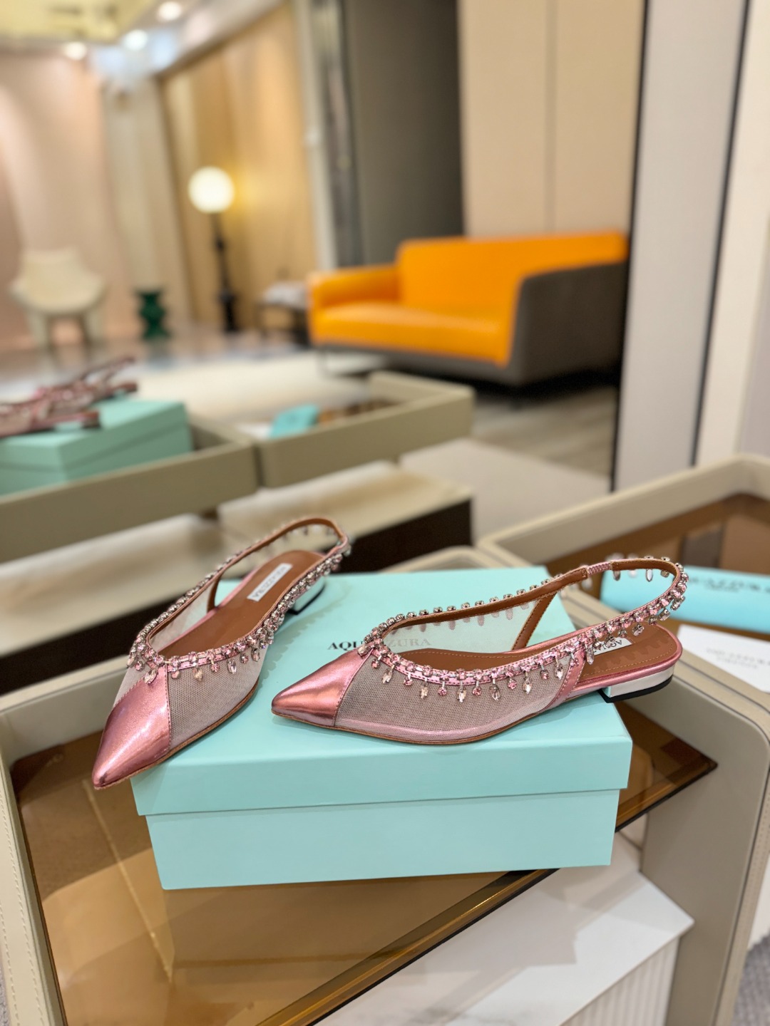 Aquazzura 🍍🍍「不追光，自己织一条星河走路」「他们说高跟才性感，我偏用平底鞋画出光的形状」「低