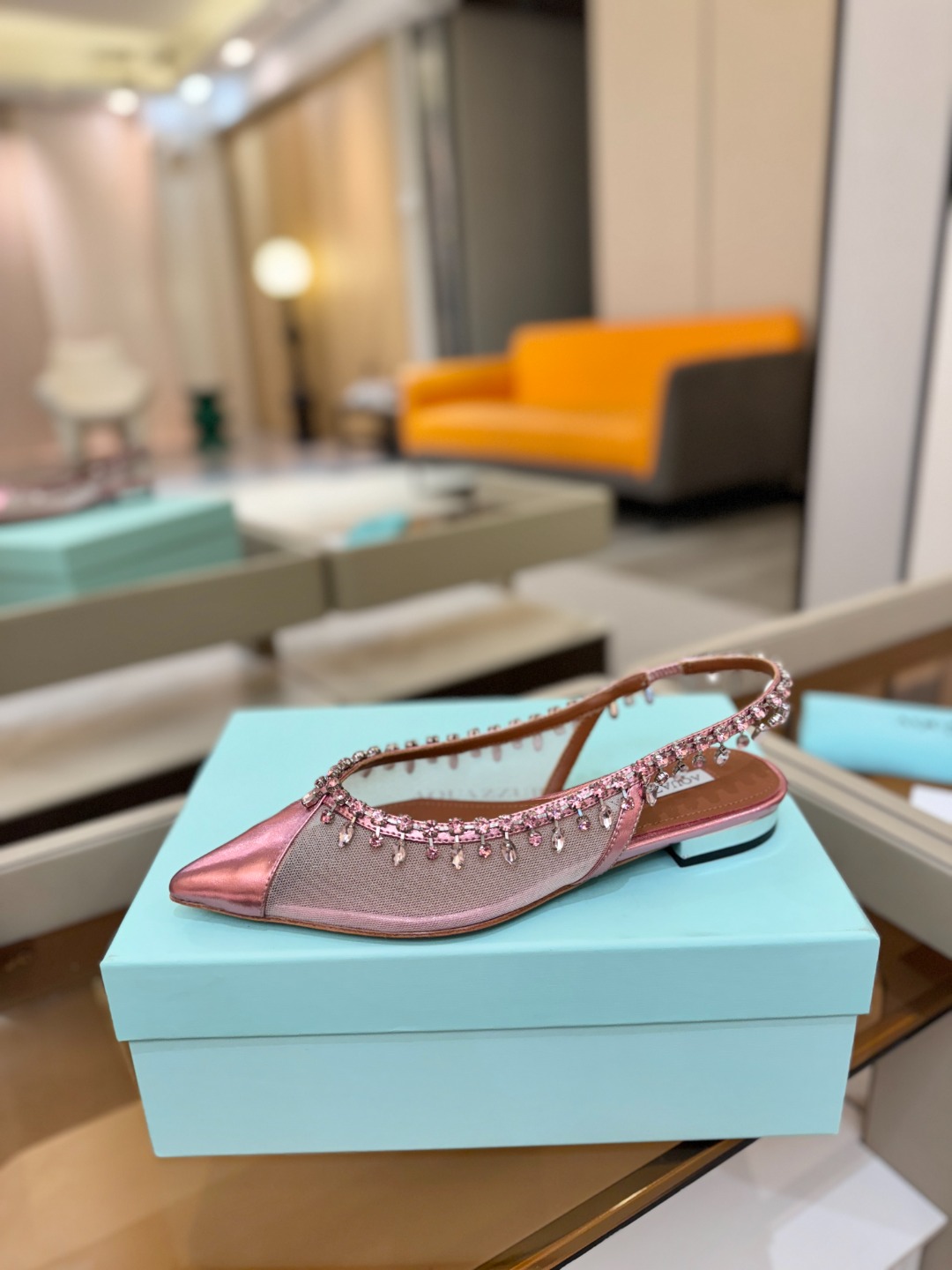 Aquazzura 🍍🍍「不追光，自己织一条星河走路」「他们说高跟才性感，我偏用平底鞋画出光的形状」「低