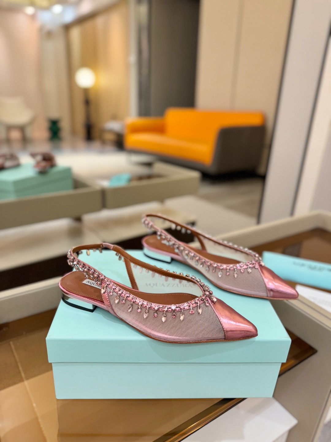 Aquazzura 🍍🍍「不追光，自己织一条星河走路」「他们说高跟才性感，我偏用平底鞋画出光的形状」「低