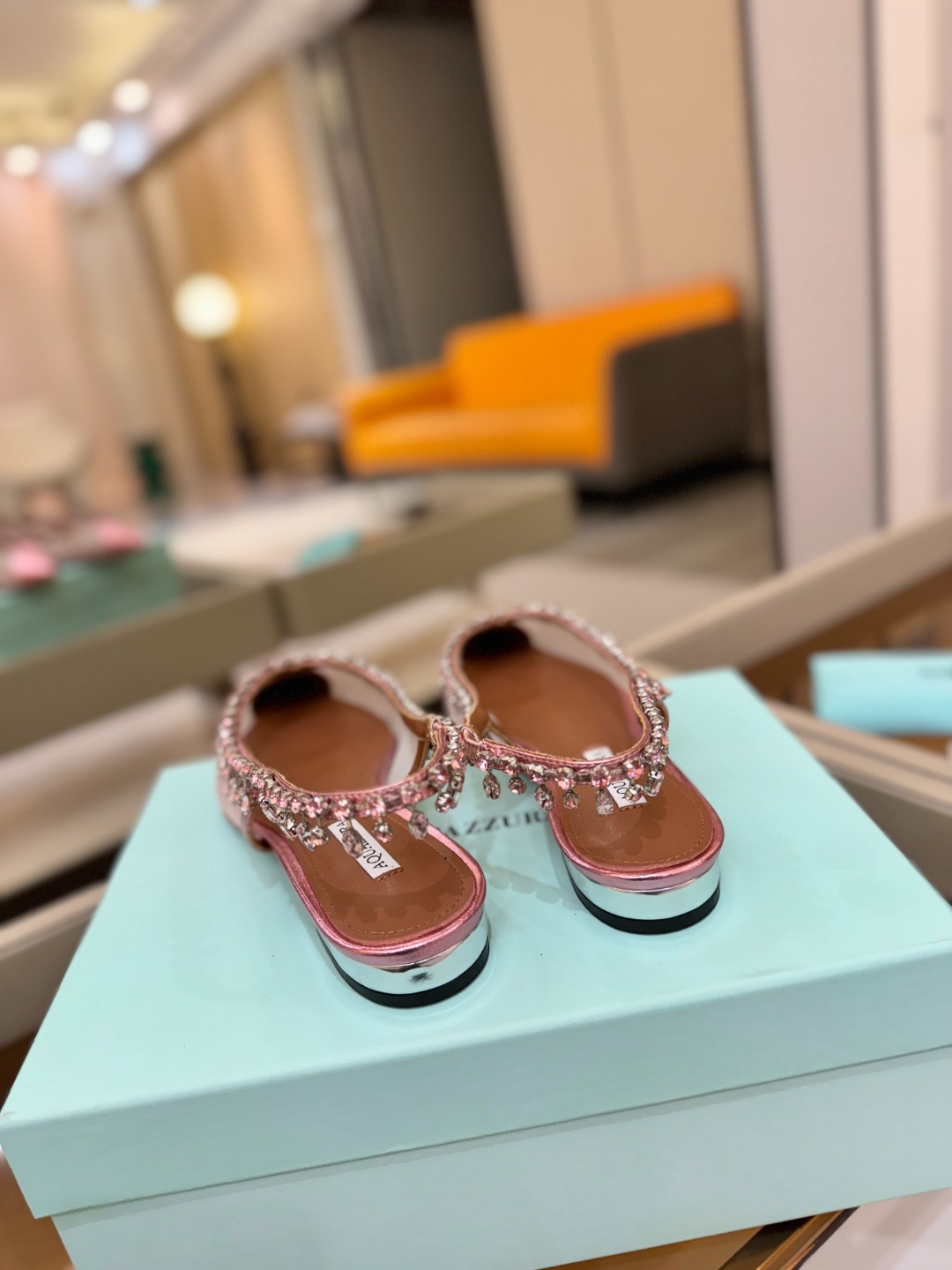 Aquazzura 🍍🍍「不追光，自己织一条星河走路」「他们说高跟才性感，我偏用平底鞋画出光的形状」「低