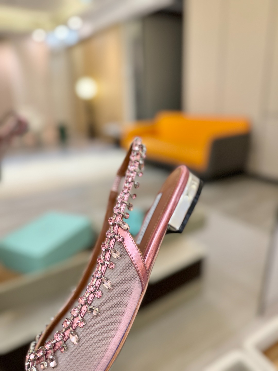 Aquazzura 🍍🍍「不追光，自己织一条星河走路」「他们说高跟才性感，我偏用平底鞋画出光的形状」「低