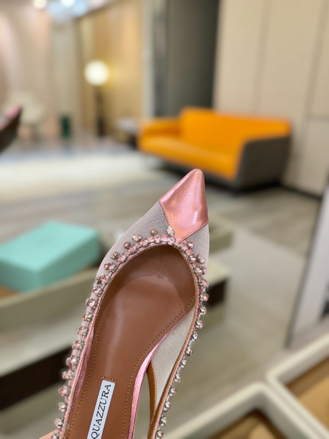 Aquazzura 🍍🍍「不追光，自己织一条星河走路」「他们说高跟才性感，我偏用平底鞋画出光的形状」「低
