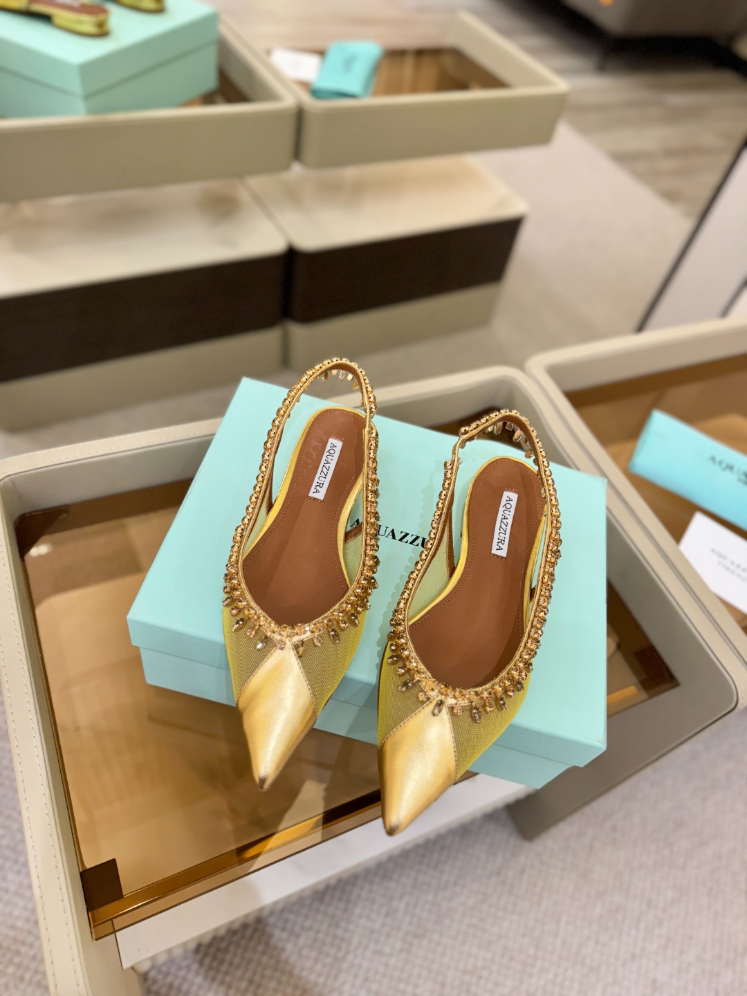 Aquazzura 🍍🍍「不追光，自己织一条星河走路」「他们说高跟才性感，我偏用平底鞋画出光的形状」「低