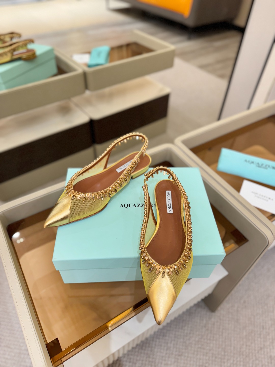 Aquazzura 🍍🍍「不追光，自己织一条星河走路」「他们说高跟才性感，我偏用平底鞋画出光的形状」「低