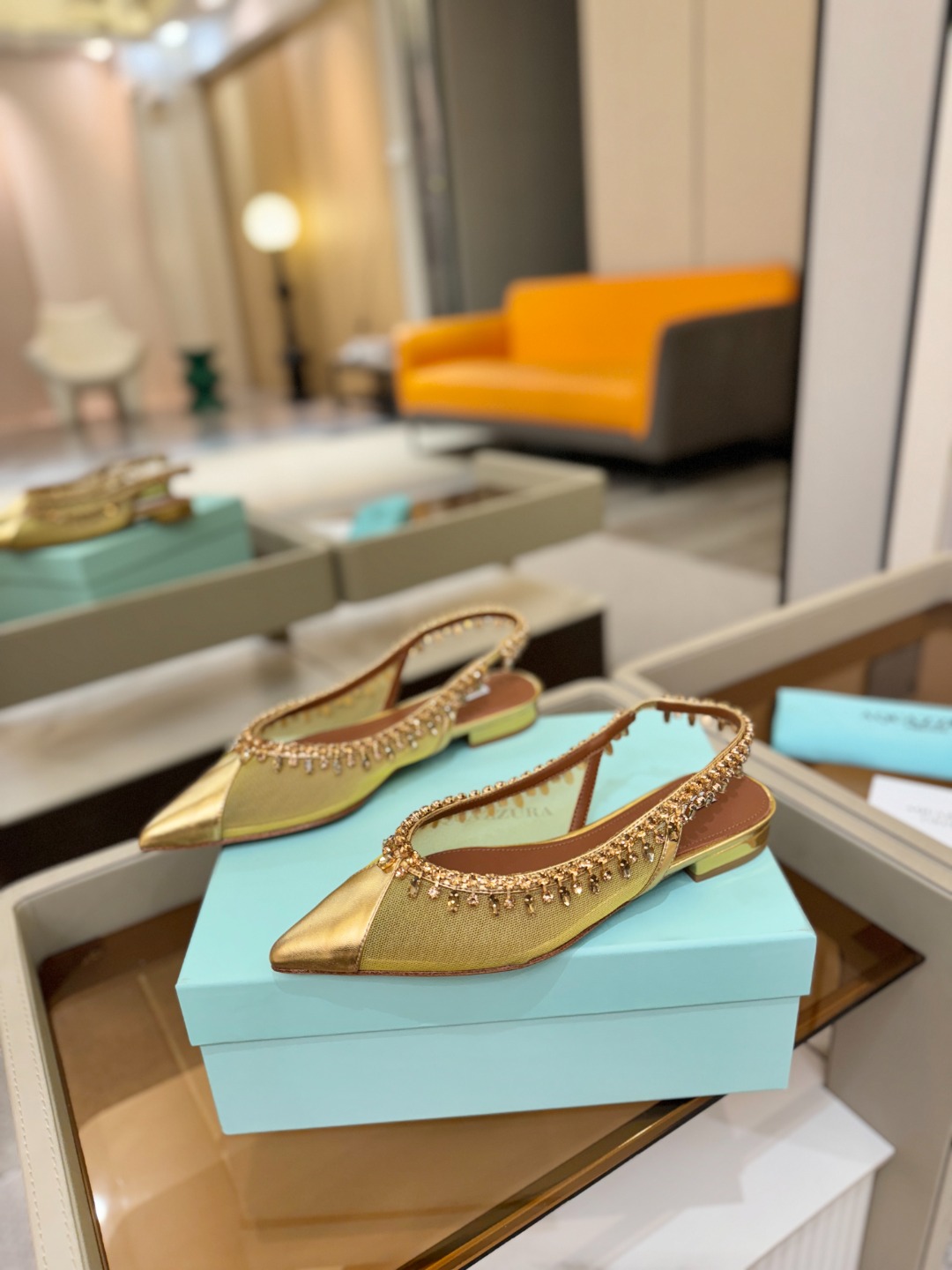 Aquazzura 🍍🍍「不追光，自己织一条星河走路」「他们说高跟才性感，我偏用平底鞋画出光的形状」「低
