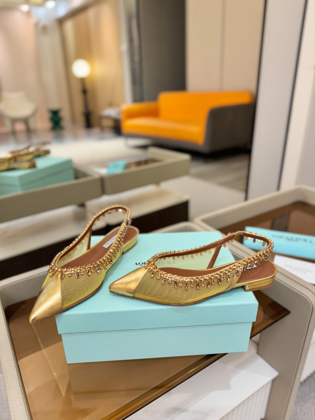 Aquazzura 🍍🍍「不追光，自己织一条星河走路」「他们说高跟才性感，我偏用平底鞋画出光的形状」「低