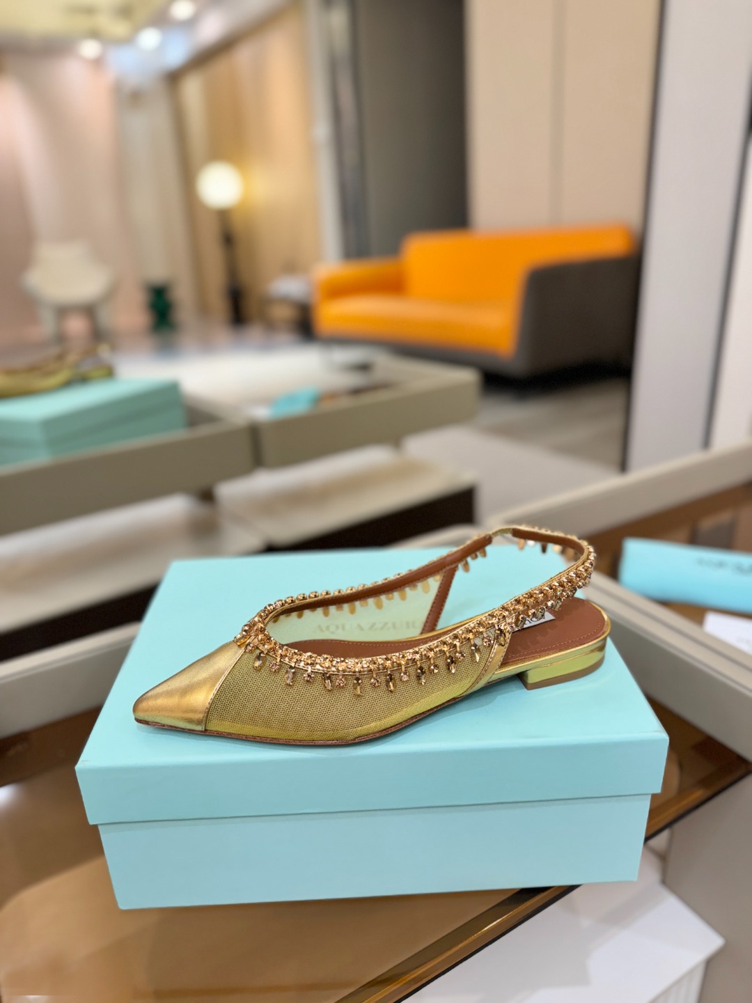 Aquazzura 🍍🍍「不追光，自己织一条星河走路」「他们说高跟才性感，我偏用平底鞋画出光的形状」「低