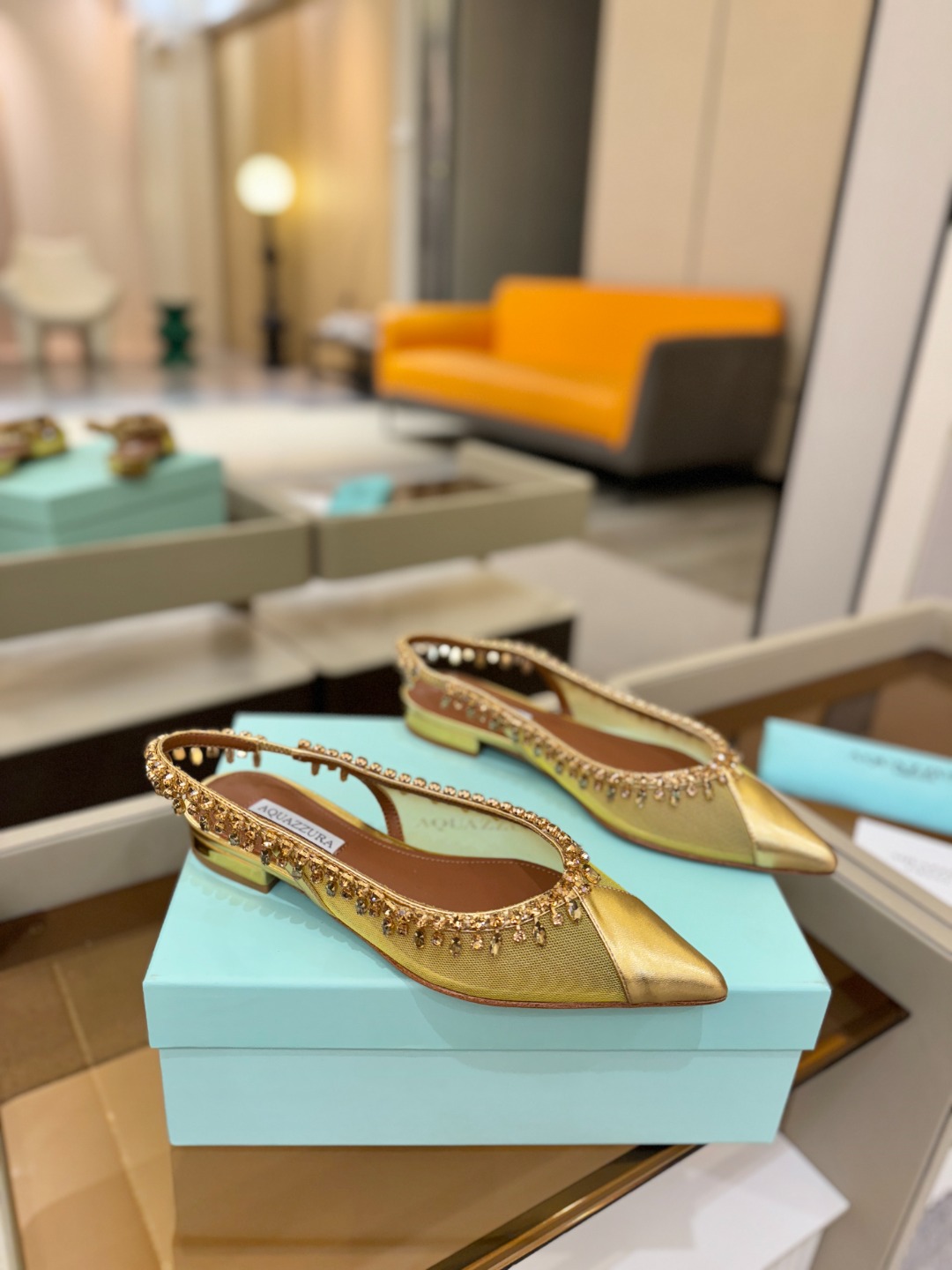 Aquazzura 🍍🍍「不追光，自己织一条星河走路」「他们说高跟才性感，我偏用平底鞋画出光的形状」「低