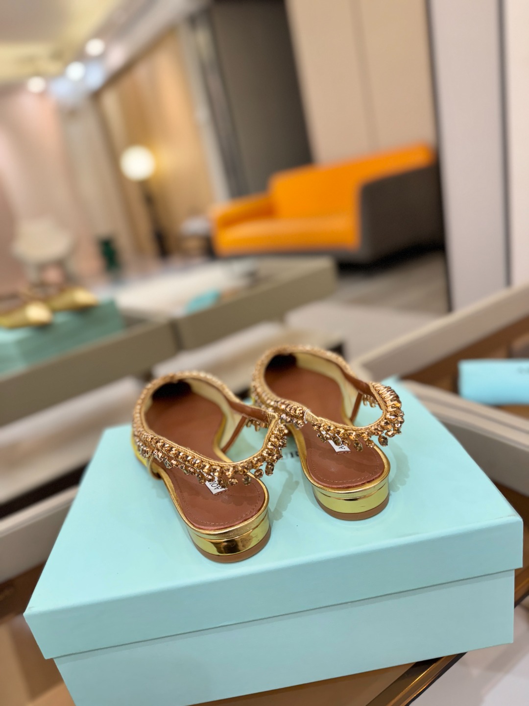 Aquazzura 🍍🍍「不追光，自己织一条星河走路」「他们说高跟才性感，我偏用平底鞋画出光的形状」「低