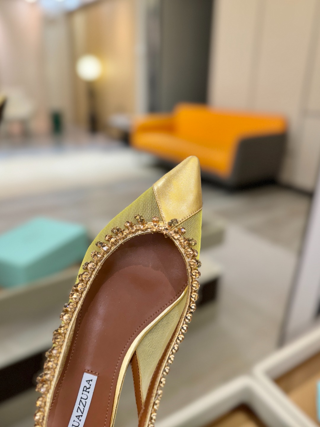 Aquazzura 🍍🍍「不追光，自己织一条星河走路」「他们说高跟才性感，我偏用平底鞋画出光的形状」「低