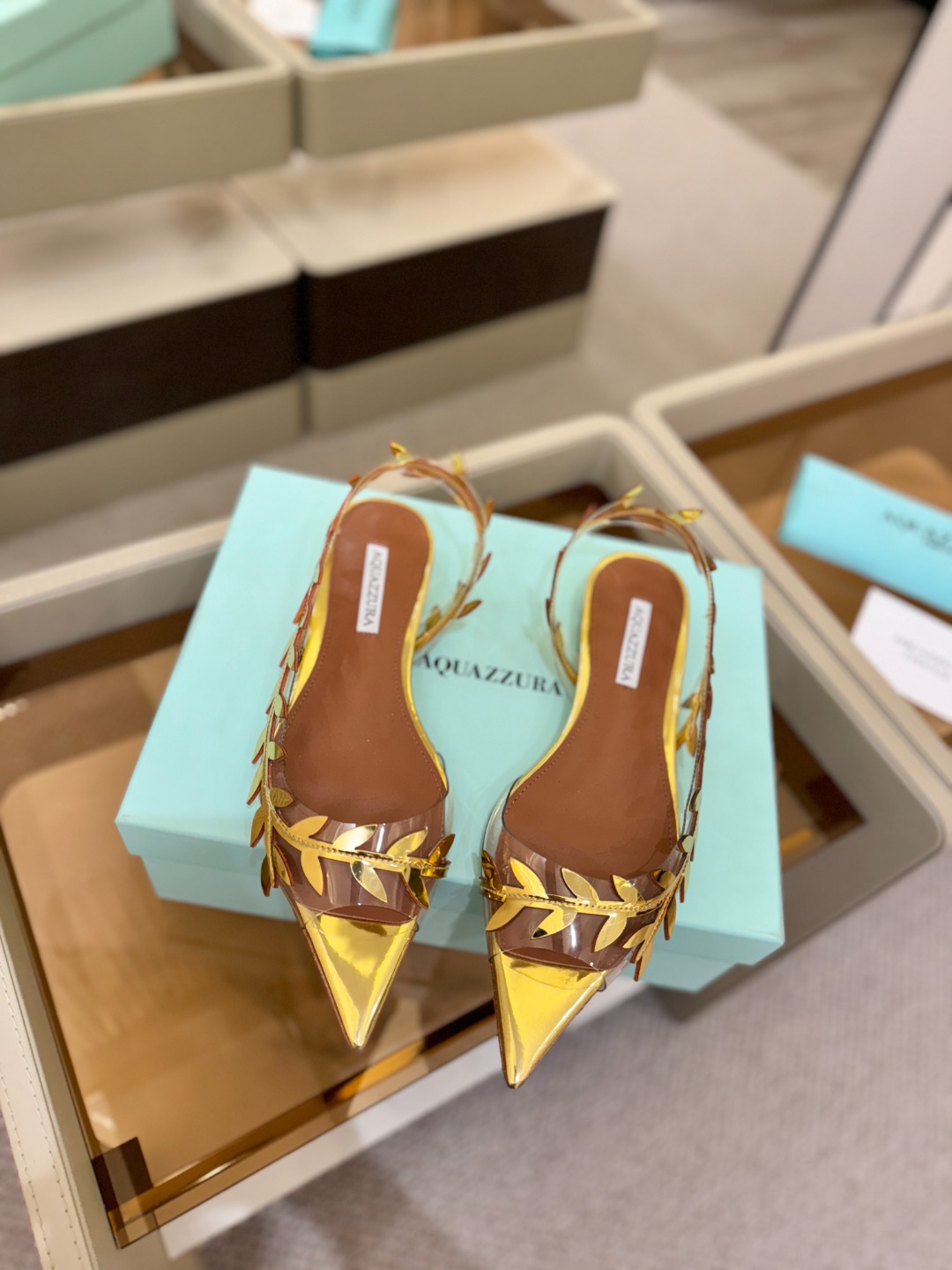 Aquazzura 🍍🍍「不追光，自己织一条星河走路」「他们说高跟才性感，我偏用平底鞋画出光的形状」「低