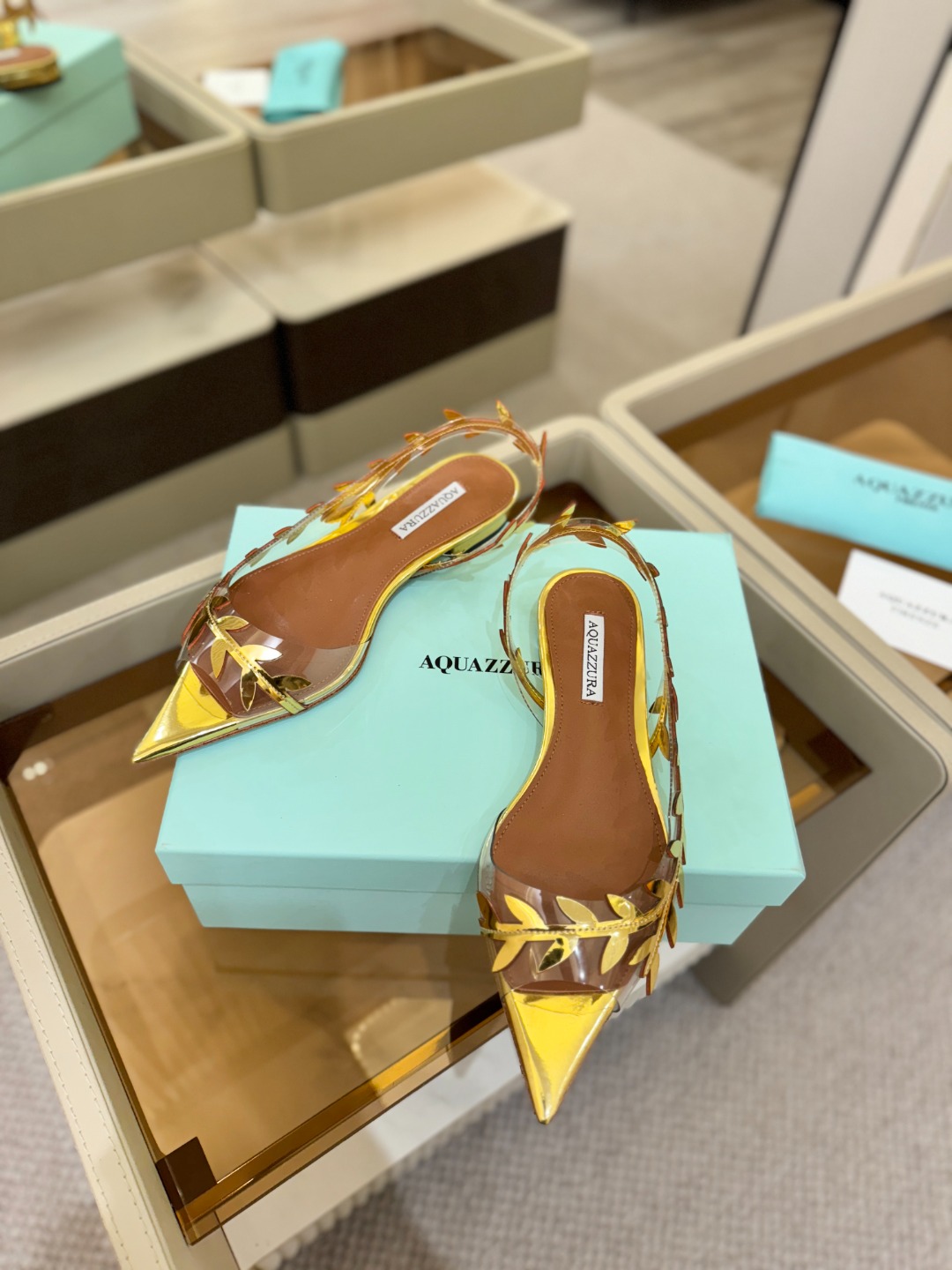 Aquazzura 🍍🍍「不追光，自己织一条星河走路」「他们说高跟才性感，我偏用平底鞋画出光的形状」「低